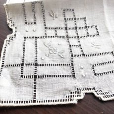 画像3: 〈西ヨーロッパ〉デットストックマデイラのビンテージホワイトリネンハンカチ ドロンワーク手刺繍 (3)