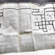 画像4: 〈西ヨーロッパ〉デットストックマデイラのビンテージホワイトリネンハンカチ ドロンワーク手刺繍 (4)