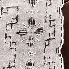 画像7: 〈西ヨーロッパ〉デットストックマデイラのビンテージホワイトコットンハンカチ ドロンワーク手刺繍 (7)