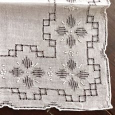 画像3: 〈西ヨーロッパ〉デットストックマデイラのビンテージホワイトコットンハンカチ ドロンワーク手刺繍 (3)