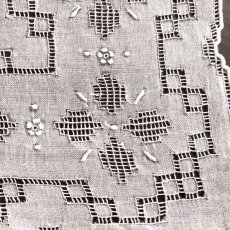 画像4: 〈西ヨーロッパ〉デットストックマデイラのビンテージホワイトコットンハンカチ ドロンワーク手刺繍 (4)