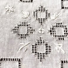 画像4: 〈西ヨーロッパ〉デットストック マデイラ ビンテージコットンハンカチ ドロンワーク　花刺繍 (4)