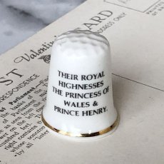 画像2: イギリス  英国陶製シンブル 指貫 ダイアナ妃とヘンリー王子 (2)