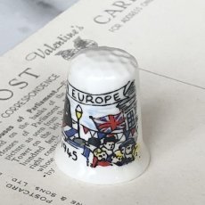 画像2: イギリス  英国陶製シンブル VICTORY EUROPE 8TH MAY 1945 (2)