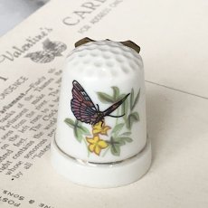画像2: イギリス  英国陶製シンブル G YARMOUTH グレート・ヤーマスと蝶々 (2)