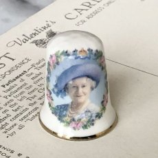 画像1: イギリス  英国陶製シンブル 指貫 エリザベス女王 (1)