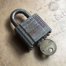 画像1: アメリカ アンティークパドロック 古い南京錠 HARDENED Slaymaker 鍵付き (1)