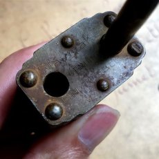 画像4: アメリカ アンティークパドロック 古い南京錠 HARDENED Slaymaker 鍵付き (4)
