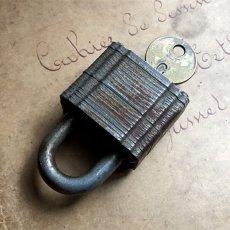 画像2: アメリカ アンティークパドロック 古い南京錠 HARDENED Slaymaker 鍵付き (2)