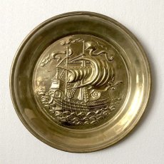 画像1: イギリス 1950-1970年代 真鍮ブラス 飾り皿 壁飾り 帆船 25.2cm (1)