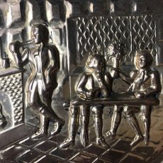 画像4: イギリス 1950-1970年代 真鍮ブラス 飾り皿 壁飾り くつろぐ人たち 29.8cm (4)