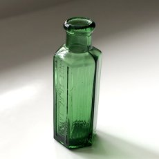 画像2: イギリス ポイズンガラスボトル フォレストグリーン NOT TO BE TAKEN(高さ 約10.8cm) (2)
