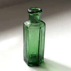 画像1: イギリス ポイズンガラスボトル フォレストグリーン NOT TO BE TAKEN(高さ 約10.8cm) (1)