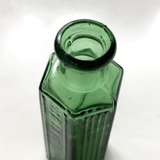 画像4: イギリス ポイズンガラスボトル フォレストグリーン NOT TO BE TAKEN(高さ 約10.8cm) (4)