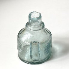 画像1: イギリス アンティークガラス レアなペン立て溝あり ヴィクトリアン インク瓶 丸型  (約 高さ6.0cm) (1)