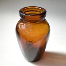 画像2: イギリス Virol ヴァイロール アンバーガラスボトル(約 高さ10.5cm) (2)