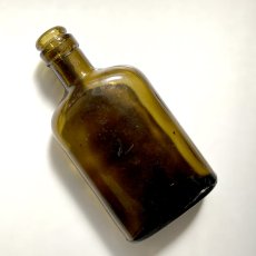 画像2: イギリス アンティークアンバーガラスボトル (約高さ15.5cm) (2)