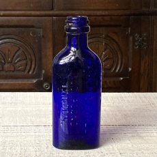 画像2: イギリス アンティークブルーガラスボトル PULMO BAILLY BRAND COMPOUND LONDON (約高さ13.7cm) (2)
