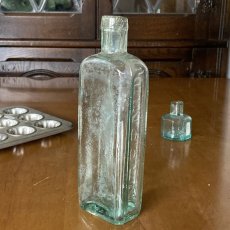 画像4: イギリス アンティーク  WORLD FAMED 可愛いインテリアの古いガラス瓶 (約高さ19.0cm) (4)