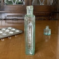 画像3: イギリス アンティーク  WORLD FAMED 可愛いインテリアの古いガラス瓶 (約高さ19.0cm) (3)