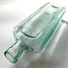画像7: イギリス アンティーク  WORLD FAMED 可愛いインテリアの古いガラス瓶 (約高さ19.0cm) (7)
