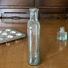 画像3: イギリス アンティーク TABLE SPOONS 可愛い淡い青緑のガラス瓶 (約高さ16.0cm) (3)