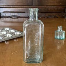 画像2: イギリス アンティーク TABLE SPOONS 可愛い淡い青緑のガラス瓶 (約高さ16.0cm) (2)