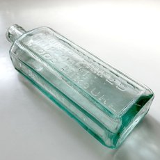 画像6: イギリス アンティーク  WORLD FAMED 可愛いインテリアの古いガラス瓶 (約高さ19.0cm) (6)