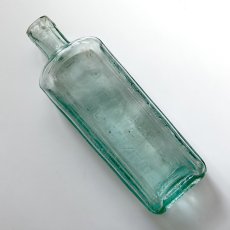 画像5: イギリス アンティーク  WORLD FAMED 可愛いインテリアの古いガラス瓶 (約高さ19.0cm) (5)