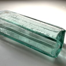 画像9: イギリス アンティーク  WORLD FAMED 可愛いインテリアの古いガラス瓶 (約高さ19.0cm) (9)