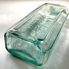 画像10: イギリス アンティーク  WORLD FAMED 可愛いインテリアの古いガラス瓶 (約高さ19.0cm) (10)