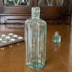 画像1: イギリス アンティーク  WORLD FAMED 可愛いインテリアの古いガラス瓶 (約高さ19.0cm) (1)