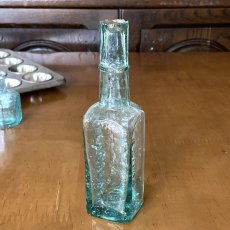 画像3: イギリス TIGER SAUSE ELETCHERS アンティークガラス瓶 (約高さ14.7cm) (3)