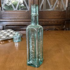 画像2: イギリス SHIPLEY YORKS INDIAN SAUSE FLETCHER'S アンティークガラス瓶 (約高さ20.5cm) (2)