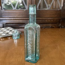 画像2: イギリス SHIPLEY YORKS INDIAN SAUSE FLETCHER'S アンティークガラス瓶 (約高さ20.3cm) (2)