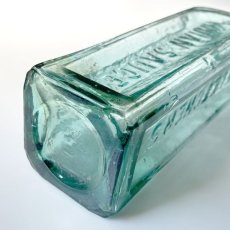 画像8: イギリス SHIPLEY YORKS INDIAN SAUSE FLETCHER'S アンティークガラス瓶 (約高さ20.1cm) (8)
