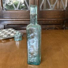 画像4: イギリス SHIPLEY YORKS INDIAN SAUSE FLETCHER'S アンティークガラス瓶 (約高さ20.3cm) (4)
