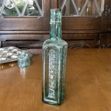 画像1: イギリス SHIPLEY YORKS INDIAN SAUSE FLETCHER'S アンティークガラス瓶 (約高さ20.1cm) (1)