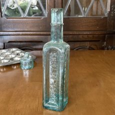 画像1: イギリス SHIPLEY YORKS INDIAN SAUSE FLETCHER'S アンティークガラス瓶 (約高さ20.3cm) (1)