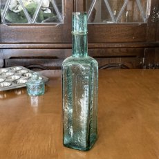 画像4: イギリス SHIPLEY YORKS INDIAN SAUSE FLETCHER'S アンティークガラス瓶 (約高さ20.1cm) (4)