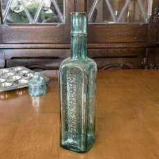 画像2: イギリス SHIPLEY YORKS INDIAN SAUSE FLETCHER'S アンティークガラス瓶 (約高さ20.1cm) (2)