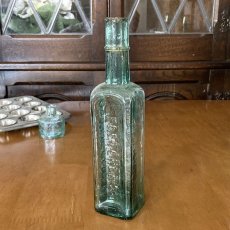 画像3: イギリス SHIPLEY YORKS INDIAN SAUSE FLETCHER'S アンティークガラス瓶 (約高さ20.1cm) (3)