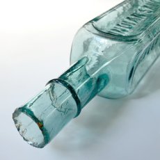 画像7: イギリス SHIPLEY YORKS INDIAN SAUSE FLETCHER'S アンティークガラス瓶 (約高さ20.1cm) (7)
