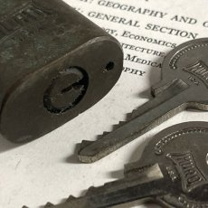 画像6: アメリカ 1950年代 ヴィンテージパドロック 古い南京錠 鍵2本付き HURO DETROIT U.S.A.(5.5cmX3.1cm) (6)