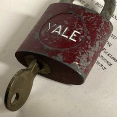 画像4: アメリカ 1950年代 ヴィンテージパドロック 古い南京錠 鍵付き YALE MADE IN U.S.A.(6.3cmX3.9cm) (4)