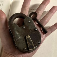 画像13: イギリス アンティークパドロック 大きな古い南京錠 鍵付き 可愛いクマの形 (10.2cmX6.5cm) (13)