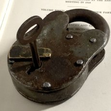 画像6: イギリス アンティークパドロック 大きな古い南京錠 鍵付き 可愛いクマの形 (10.2cmX6.5cm) (6)