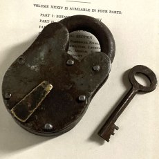 画像1: イギリス アンティークパドロック 大きな古い南京錠 鍵付き 可愛いクマの形 (10.2cmX6.5cm) (1)