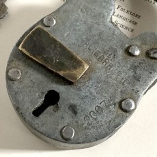 画像2: イギリス アンティークパドロック 古い南京錠 鍵付き 可愛いクマの形 ALIGARH (9.1cmX5.4cm) (2)