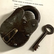 画像2: イギリス アンティークパドロック 大きな古い南京錠 鍵付き 可愛いクマの形 (10.2cmX6.5cm) (2)
